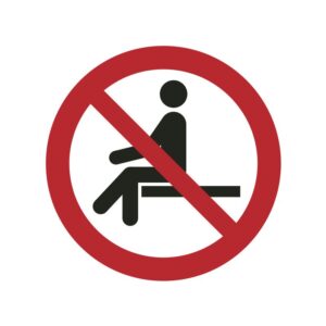 ISO 7010 - P018 - Opzitten verboden
